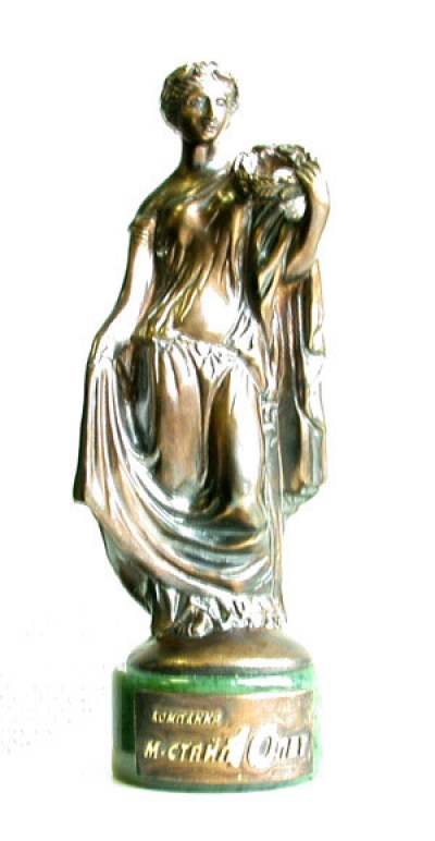По заказу "М-стайл" компания "Реставратор" изготовила оригинальную настольную статуэтку богини Флоры – покровительницы удачного бизнеса.