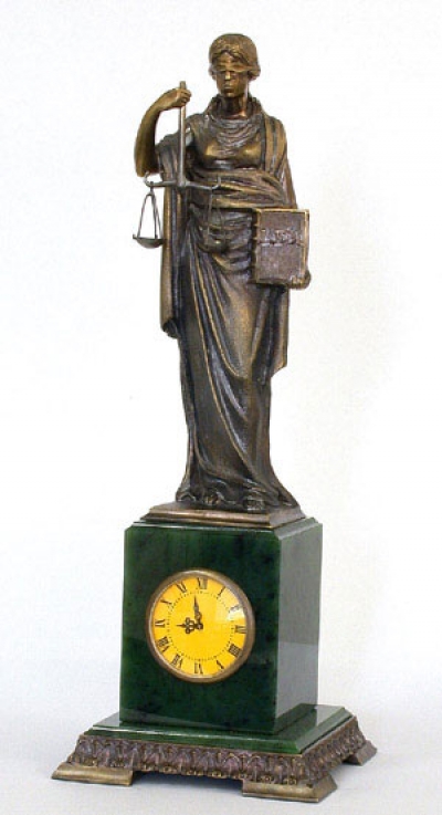 Компания Реставратор, продолжая тему предметов-символов", представляет очередную новинку. На это раз вниманию поклонников художественного литья представлены часы "Правосудие".