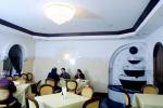 В новом коньячно-сигарном клубе Петербурга искушенные гурманы смогут сравнить достоинства различных видов коньяков инасладиться приятной атмосферой, созданной с помощью искусного освещения.