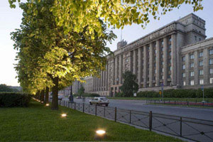 Компания "Модуль-Электро", входящая в состав Группы MODUL, выполнила поставку оборудования для вечерней подсветки архитектурного ансамбля Московской площади в Санкт-Петербурге.
