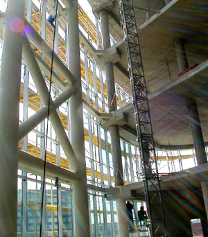 В многофункциональном административном здании Даймлер Крайслер "Мерседес-Бенц Плаза" ведутся инженерные работы.
