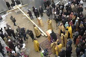 В конце декабря состоялось торжественное поднятие Креста на главный купол Храма Феодоровской иконы Божией Матери